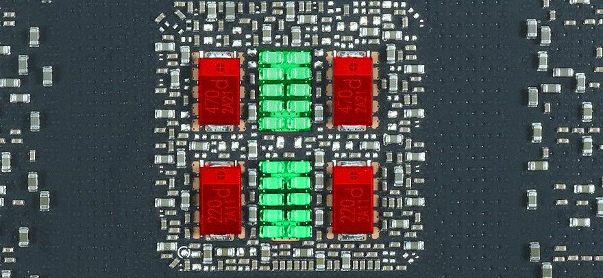 Na czerwono kondensatory POSCAP, zaś na zielono MLCC w RTX 3080 Founders Edition