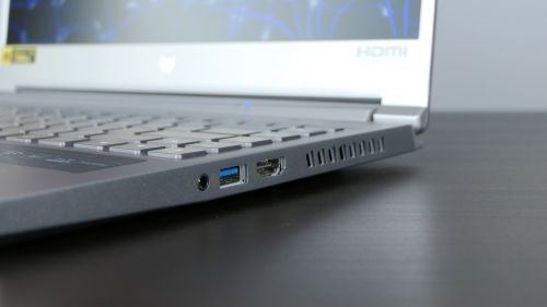 Acer Predator Triton 300 SE - porty na prawej stronie: audio in/out, USB 3.2 gen 2, HDMI