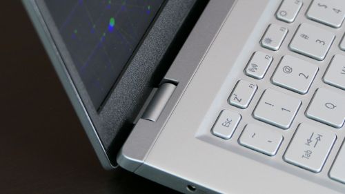 Otwarta pokrywa podnosi tył notebooka i poprawia ergonomię pisania