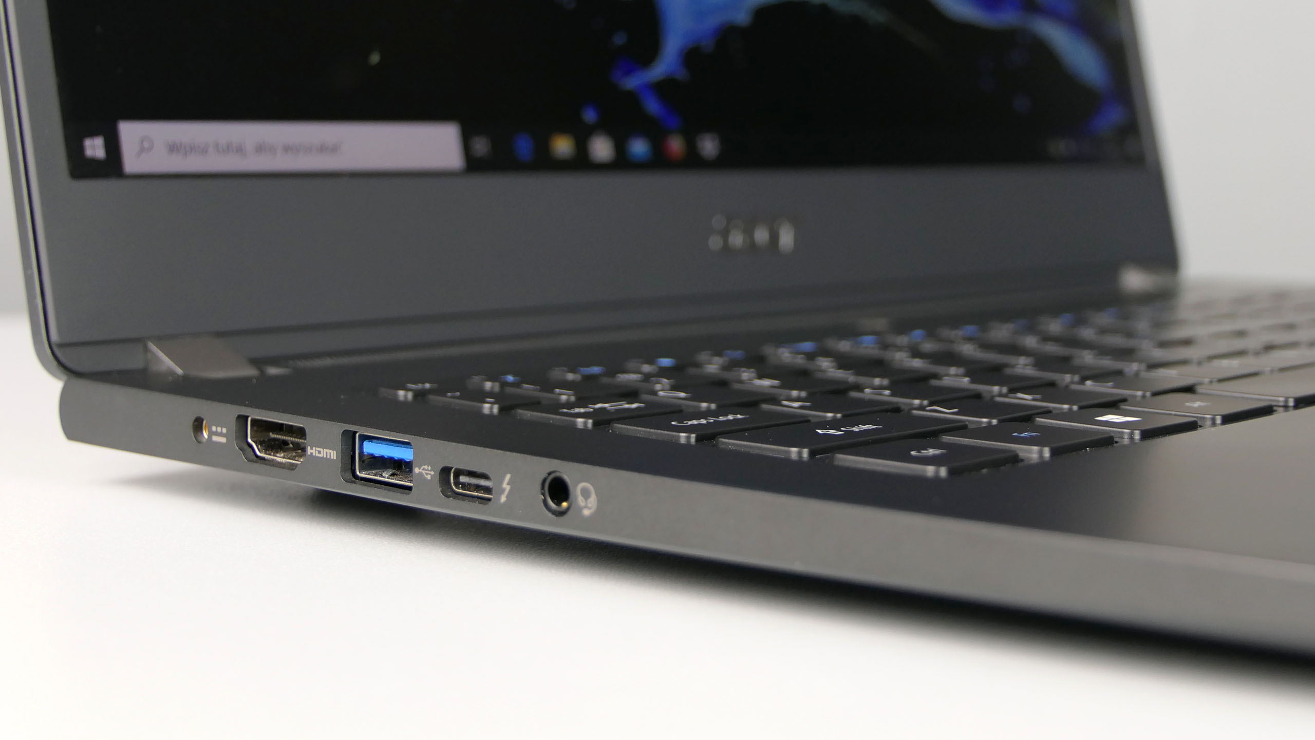 Acer TravelMate  P614 2020 - porty z lewej strony: zasilanie, HDMI, USB 3.0, Thunderbolt 3, audio in/out