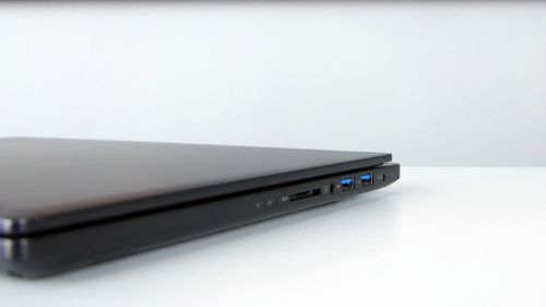 Acer TravelMate X3410 - porty z prawej strony: zasilanie, 2x USB 3.0, audio out/in, czytnik kart pamięci