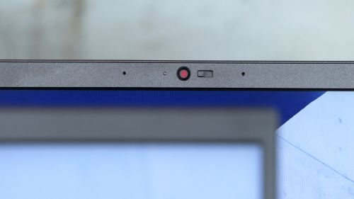 Laptopy posiadają także taką samą kamerkę HD z mechaniczną zasłoną
