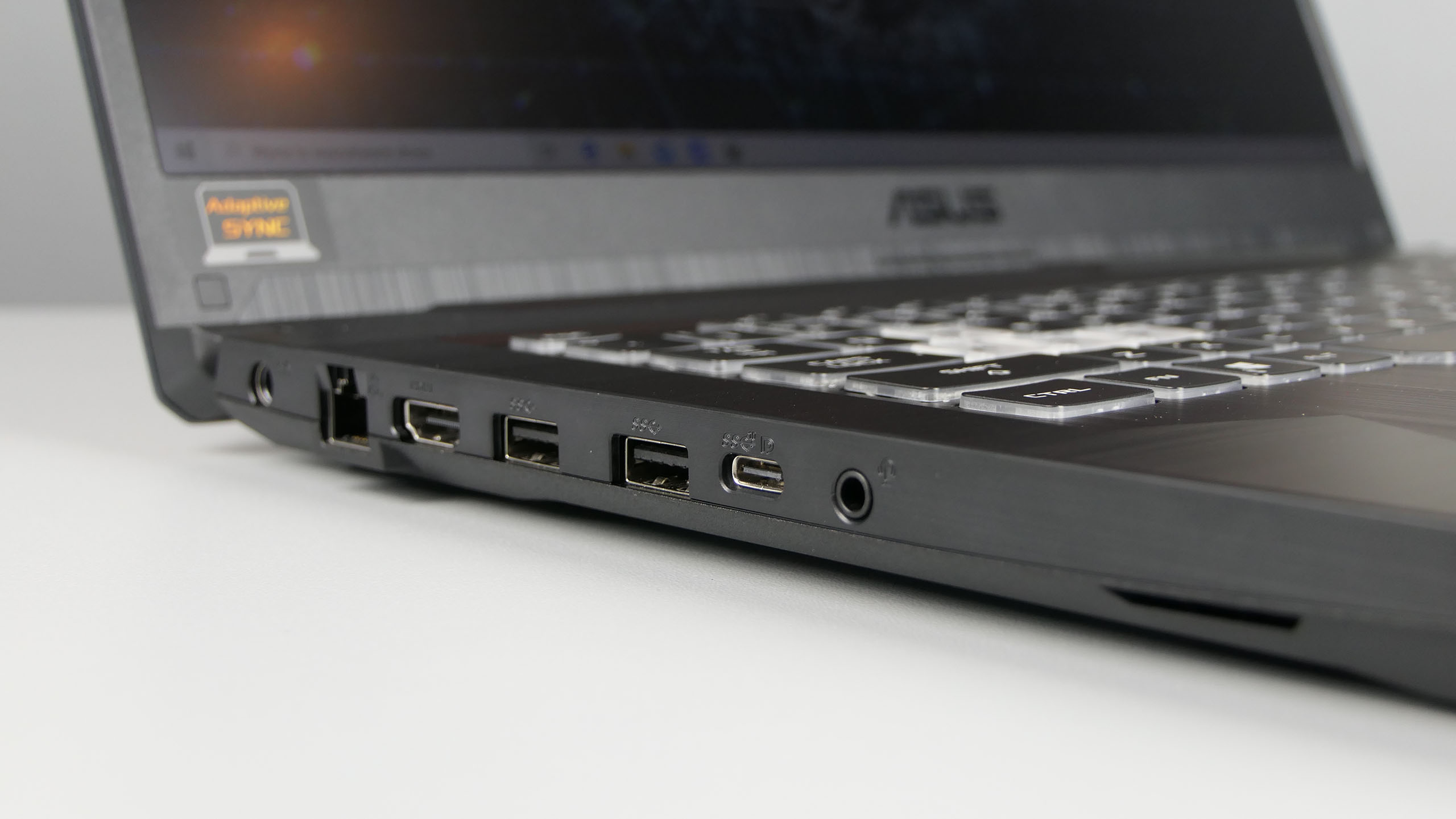Asus TUF Gaming A17 - gniazdo zasilania, LAN, HDMI, dwa USB 3.0 , USB 3.1 typu C z DP i gniazdo audio