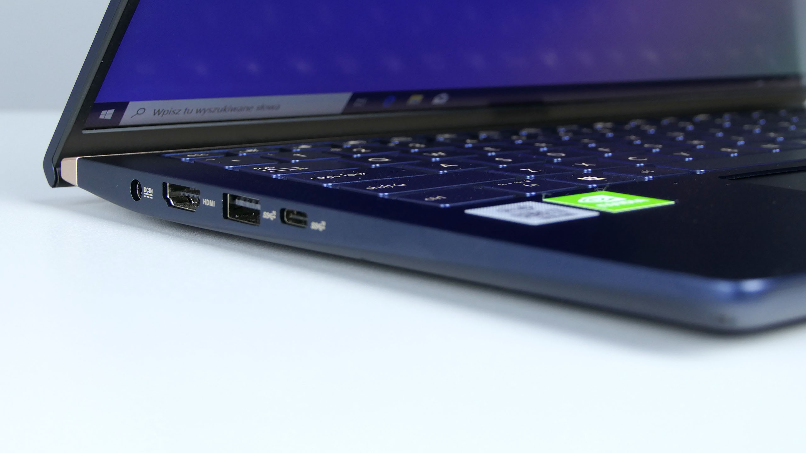 Asus ZenBook 14 - gniazda z lewej strony: zasilanie, HDMI, USB 3.1 typu A, USB 3.1 typu C