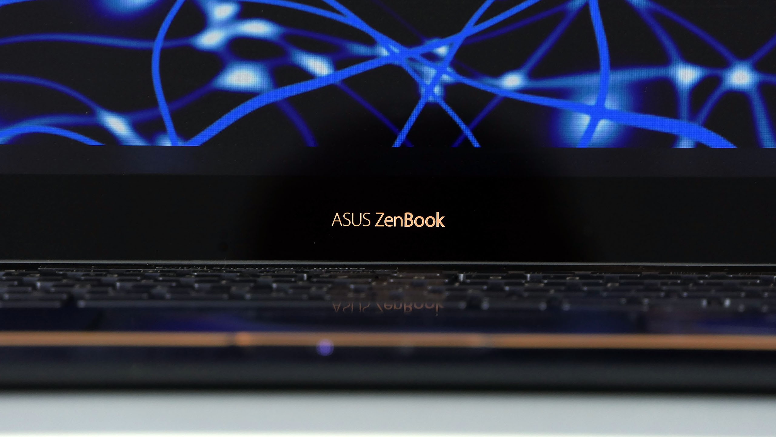 Asus ZenBook Pro 15 - eleganckie logo pod ekranem