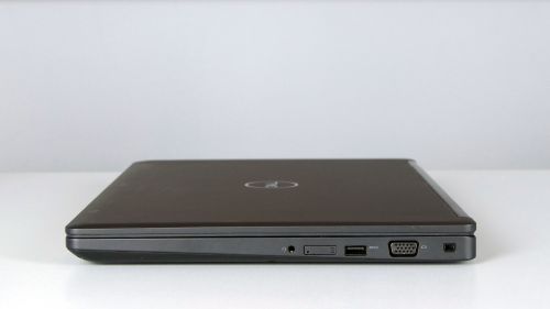 Dell Precision 3530 - prawy bok notebooka