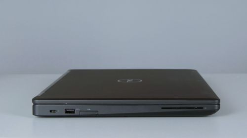 Dell Precision 3530 - lewy bok notebooka