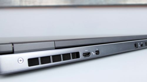 Dell Precision 17 7730 - tył: chłodzenie, HDMI oraz mini-DisplayPort