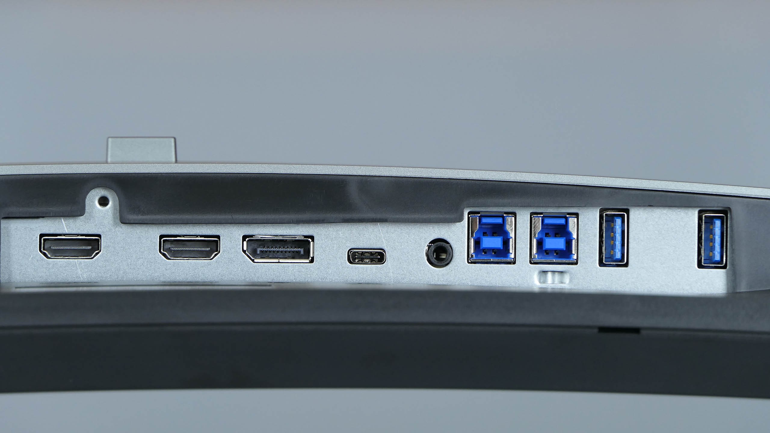 Dell UltraSharp 38 (U3818DW) - porty na dolnej krawędzi
