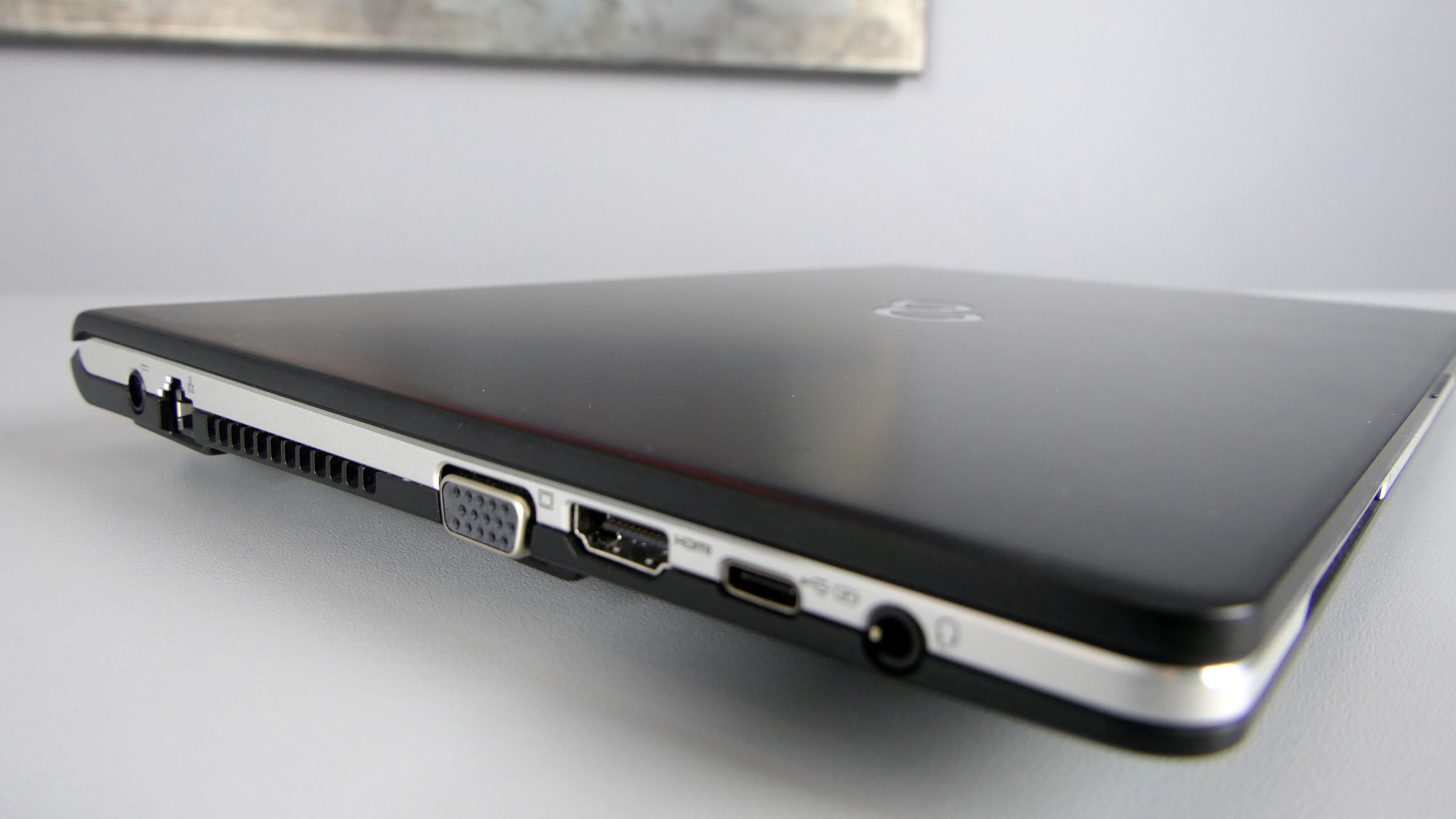 Fujitsu LifeBook S938 - porty na lewym boku: gniazdo zasilania, RJ-45, VGA, HDMI, USB typu C, audio in/out