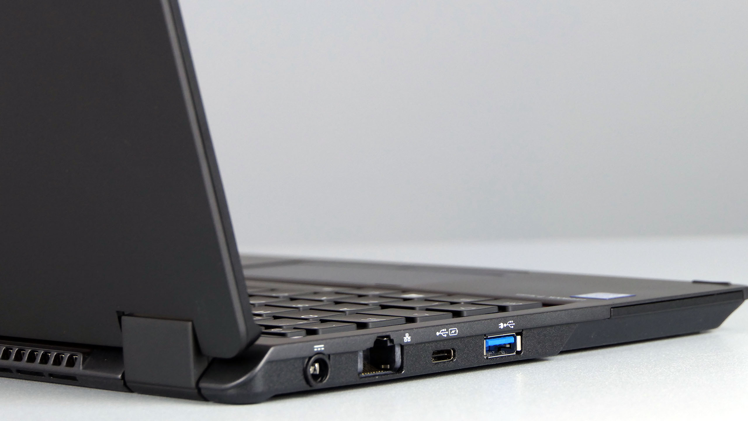 Fujitsu LifeBook P728 - porty na lewym boku: zasilanie, RJ-45, USB typu C, USB 3.0
