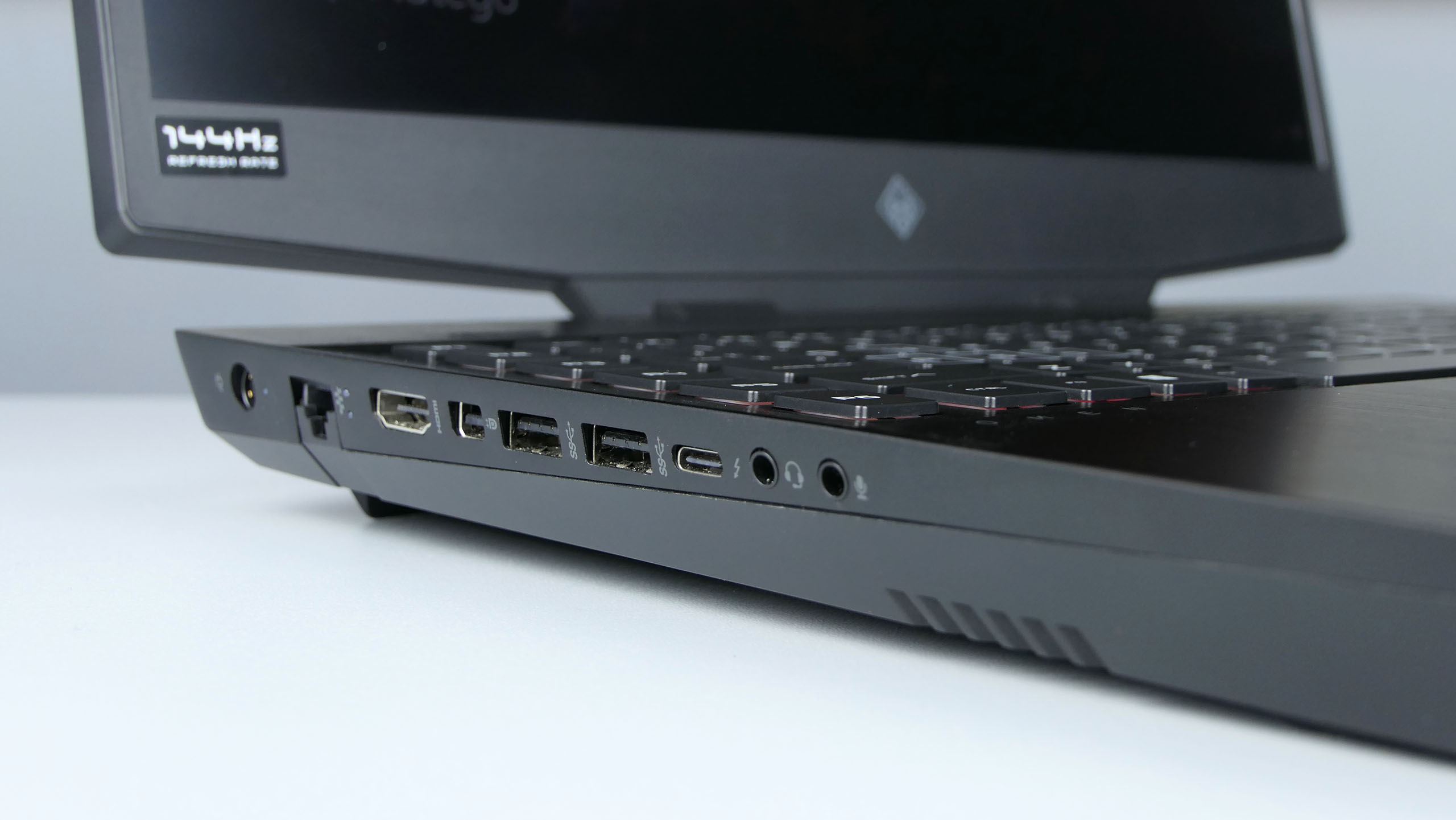 HP Omen 17 2019 - porty na prawym boku: zasilanie, LAN, HDMI, miniDisplayPort, 2x USB 3.0, Thunderbolt 3, gniazda audio