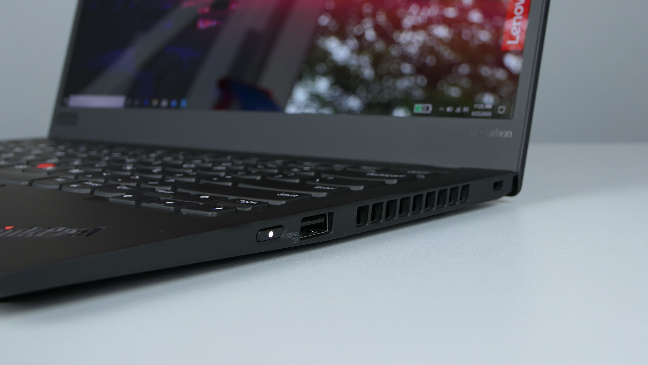 Lenovo ThinkPad X1 Carbon 8th Gen - przycisk zasilania i USB 3,0