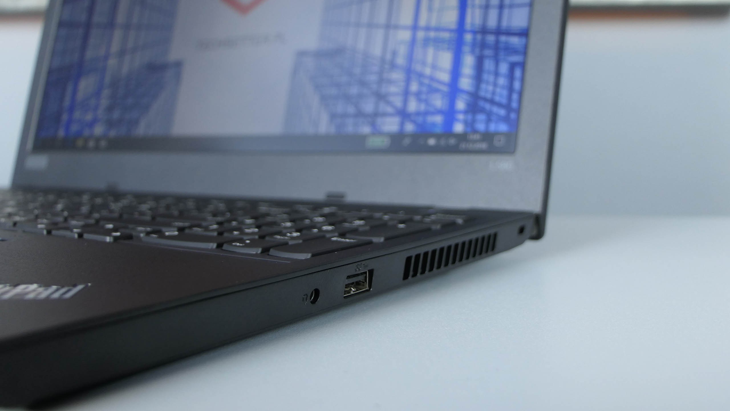 Lenovo ThinkPad L580 - gniazdo audio, USB 3.0 i dysza układu chłodzenia