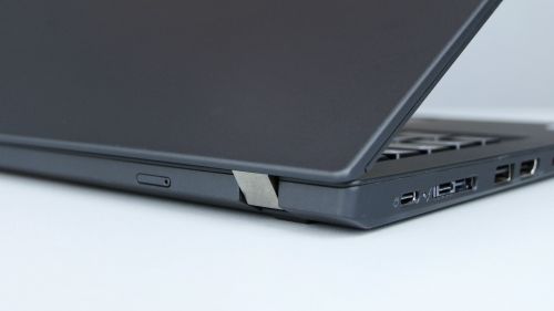 Lenovo ThinkPad P14s gen 1 - wzmocniony metalem zawias