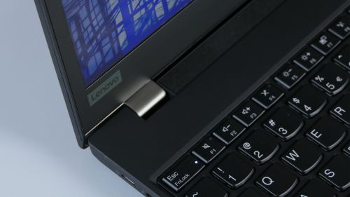 Lenovo ThinkPad P15s Gen 2 - jeden z zawiasów