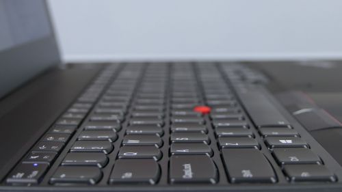Lenovo ThinkPad P15s Gen 2 - wyspowa klawiatura i TrackPoint