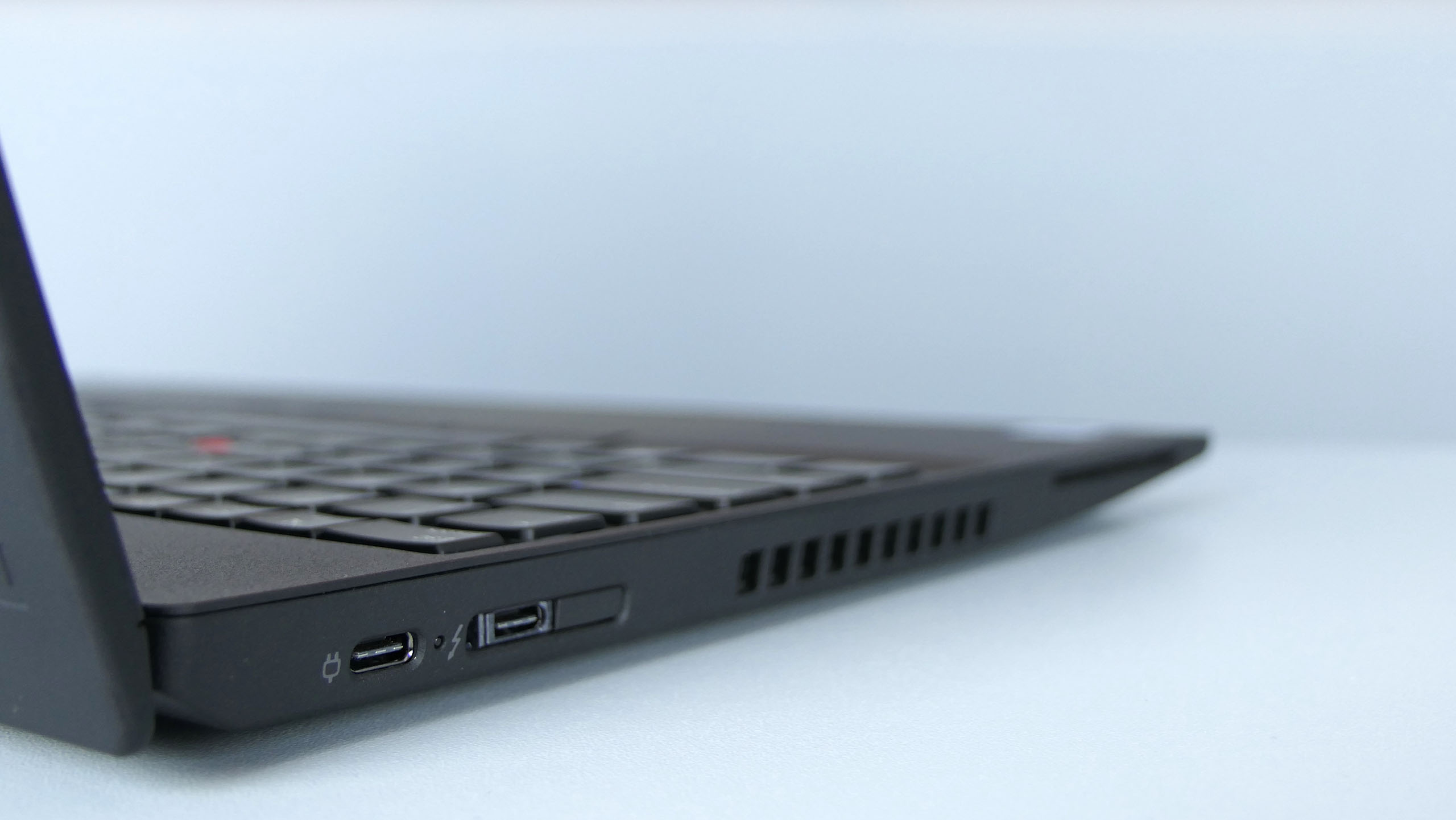 Lenovo ThinkPad T580 - porty z lewej strony: złącze Thunderbolt oraz USB typu C i złącze dokowania