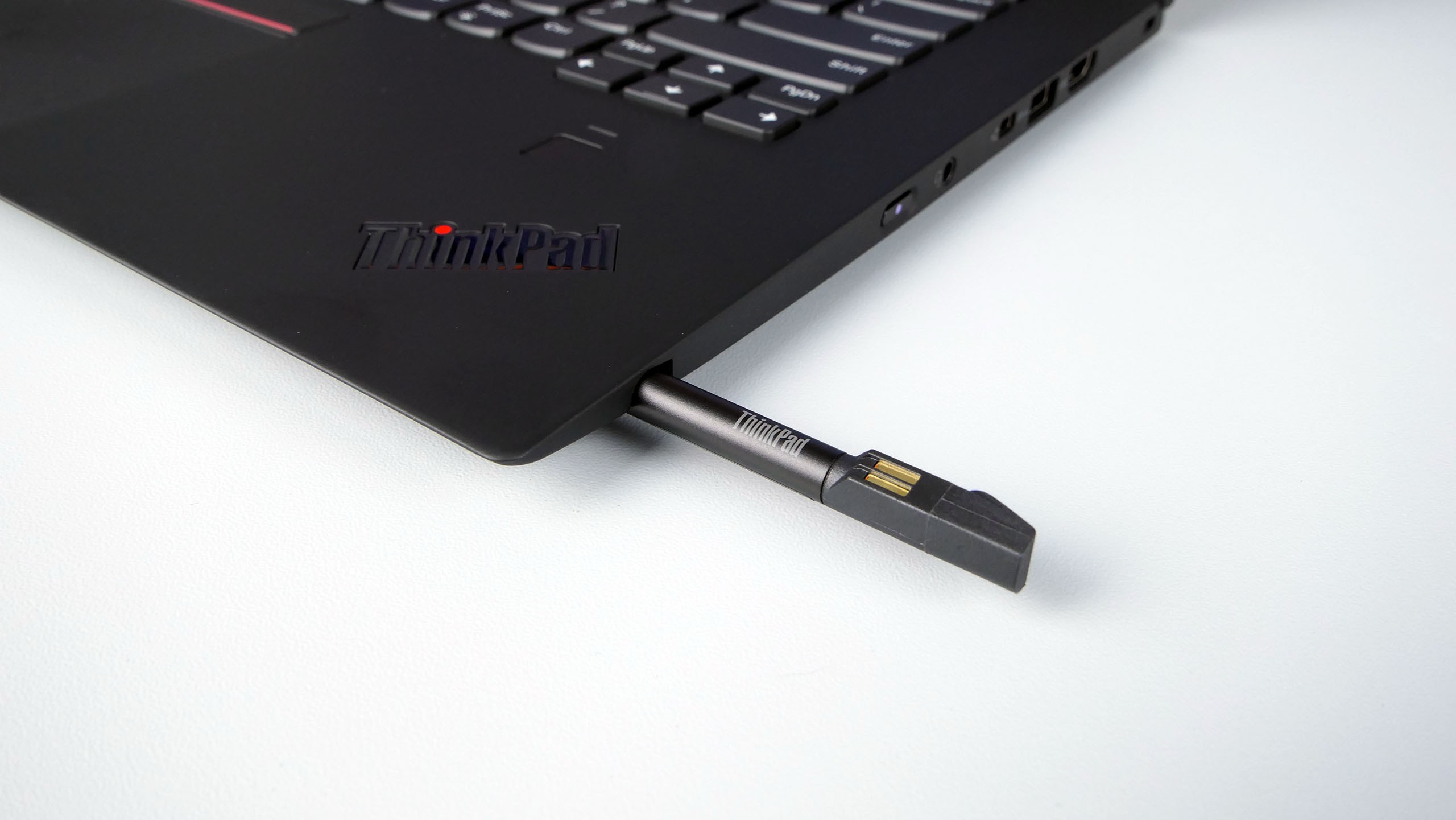 Lenovo ThinkPad X1 Yoga 3rd Gen - slot dla piórka 