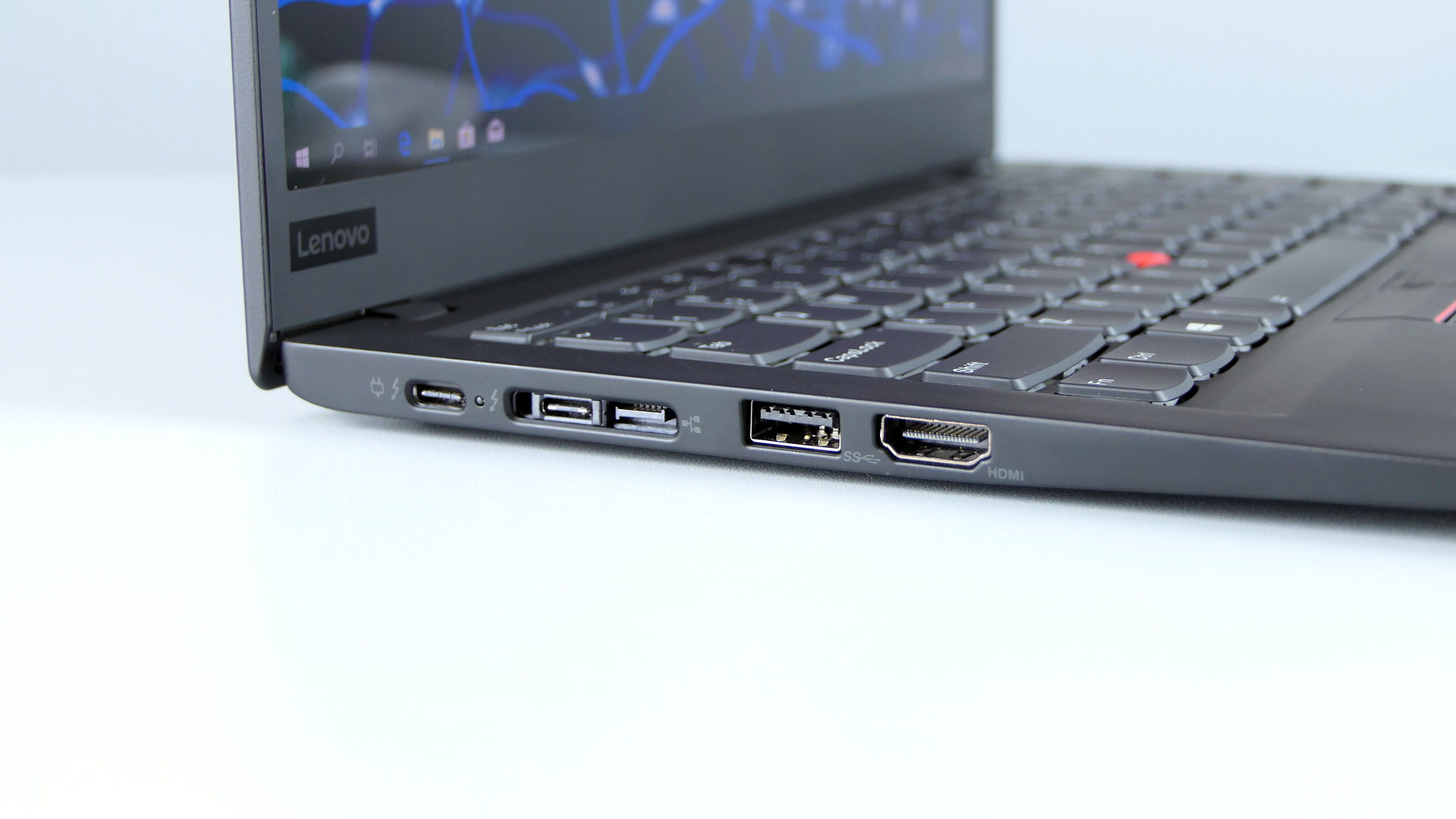 Lenovo ThinkPad X1 Carbon 6th gen. - Thunderbolt 3, Thunderbolt z mini-RJ-45 tworzące gniazdo dokowania, USB 3.0, HDMI