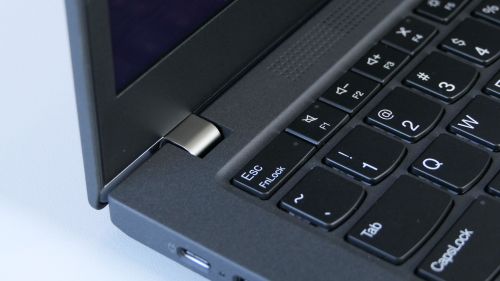 ThinkPad T14s Gen 2 - zawiasy zabezpieczono metalowymi osłonami