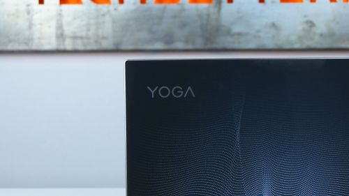 Lenovo Yoga C930 - eleganckie logo na szklanej tafli