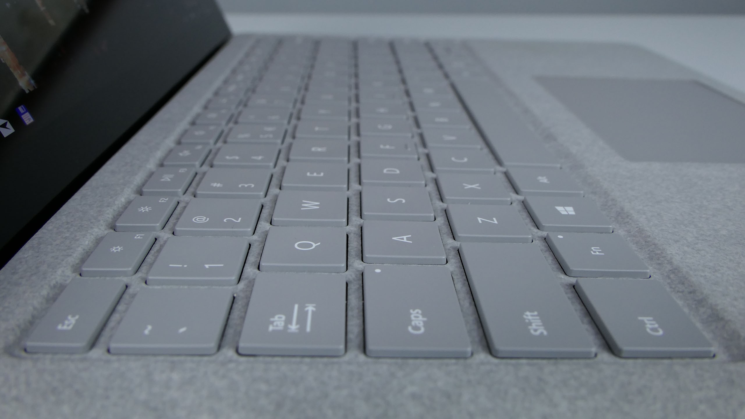 Microsoft Surface Laptop 2 - wyspowa klawiatura