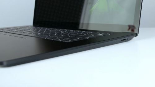 Microsoft Surface Laptop 4 (15) - na prawym boku znalazło się gniazdo zasilania Surface Connect