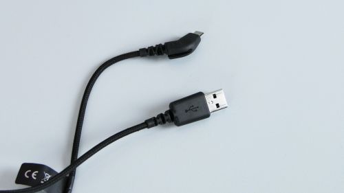 Przewód USB dołączony do słuchawek